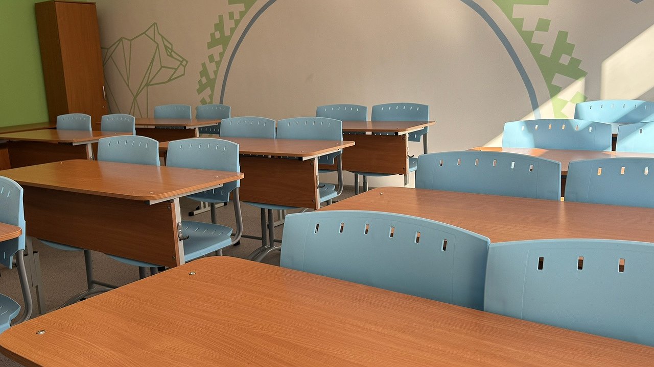 Главная картинка новости: В Новочебоксарске прозвенел последний звонок для 2100 выпускников