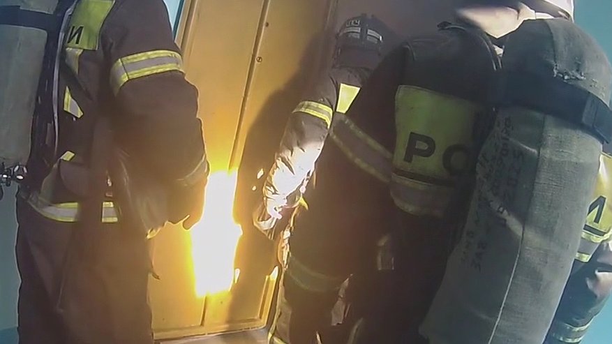 Главная картинка новости: Чебоксарские полицейские спасли спящих мужчин из задымленной квартиры