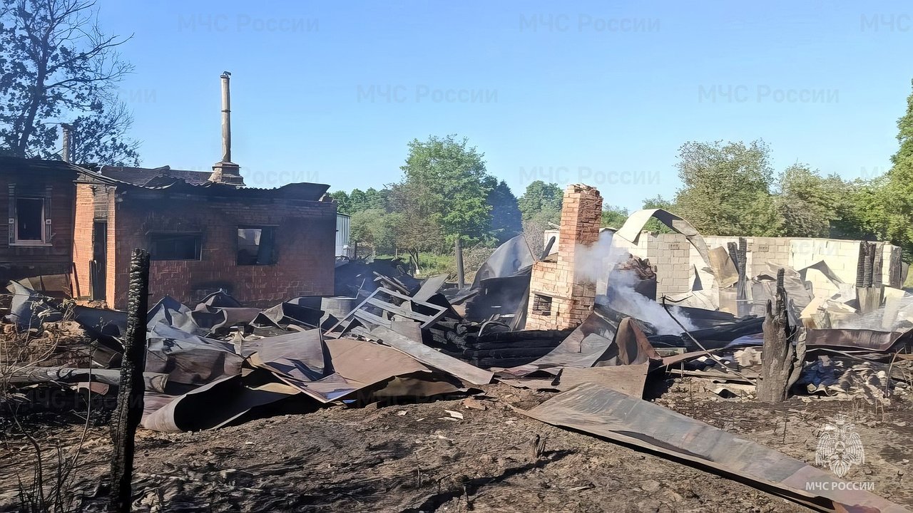 Главная картинка новости: В Чувашии огонь уничтожил частный дом и постройки