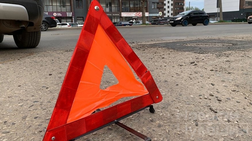 Главная картинка новости: В Чебоксарах учебный автомобиль столкнулся с фурой