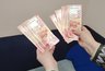 Миниатюра новости: Россиянам в июне дадут один раз по 10 000 рублей от СФР. объявлена точная дата прихода денег на карту