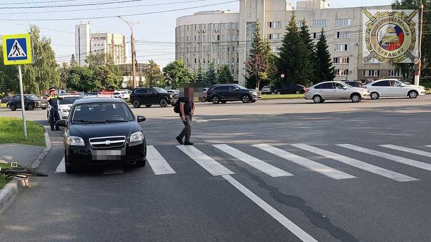 Главная картинка новости: Ребенок на велосипеде попал под машину в Чебоксарах