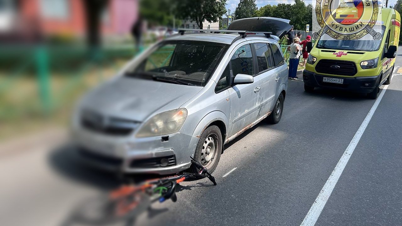 Главная картинка новости: В Чувашии автомобиль сбил юного велосипедиста на “зебре”