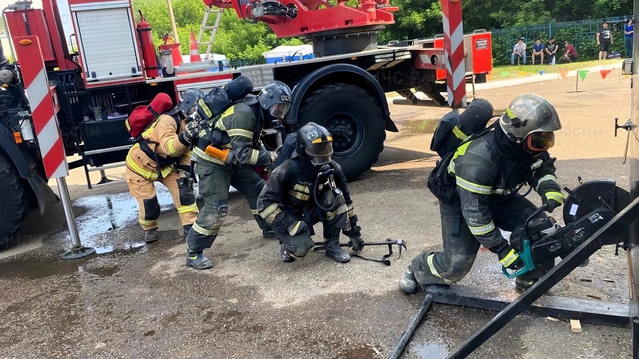 Главная картинка новости: Чувашские пожарные завоевали серебро на межрегиональных соревнованиях в Уфе