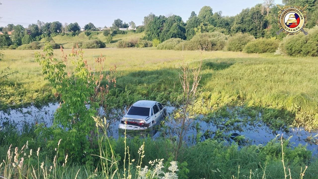 Главная картинка новости: В Чувашии пьяный подросток вылетел в кювет: пострадали двое