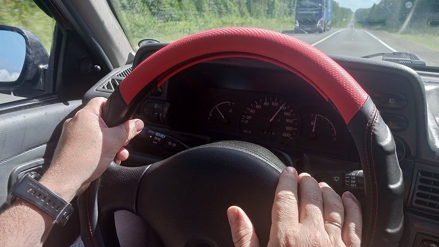 Главная картинка новости: Автоюрист указал на документы, которые никогда не надо показывать инспектору ГАИ