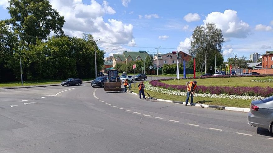Главная картинка новости: В Чебоксарах усилили дорожную уборку в преддверии Дня Республики