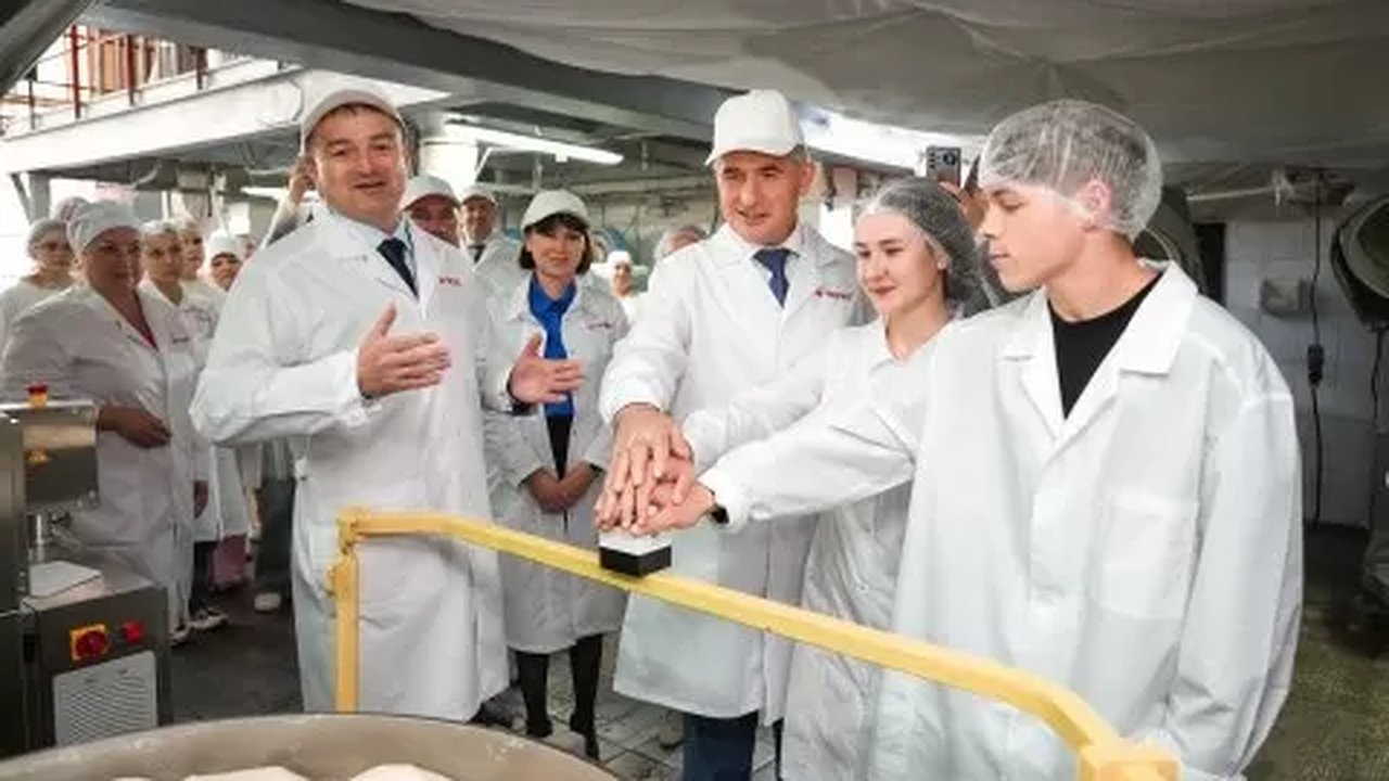 Главная картинка новости: Олег Николаев дал старт новой линии на хлебозаводе в Чебоксарах