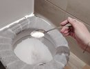 Просто засыпала и пошла на работу, унитаз всегда будет сверкать, как алмазный: бюджетный способ избавиться от застарелого налета