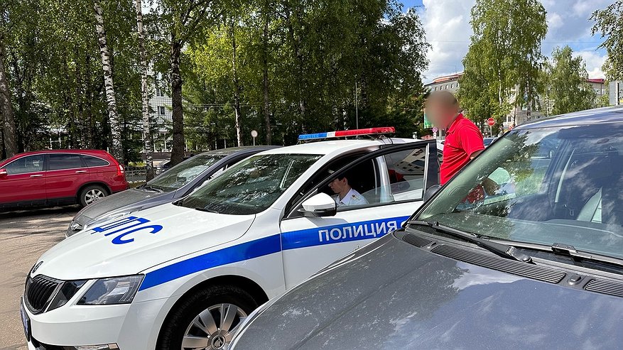 Главная картинка новости: Водителям с большим стажем больше 10 лет придется пересдавать права уже с 1 июля — условия