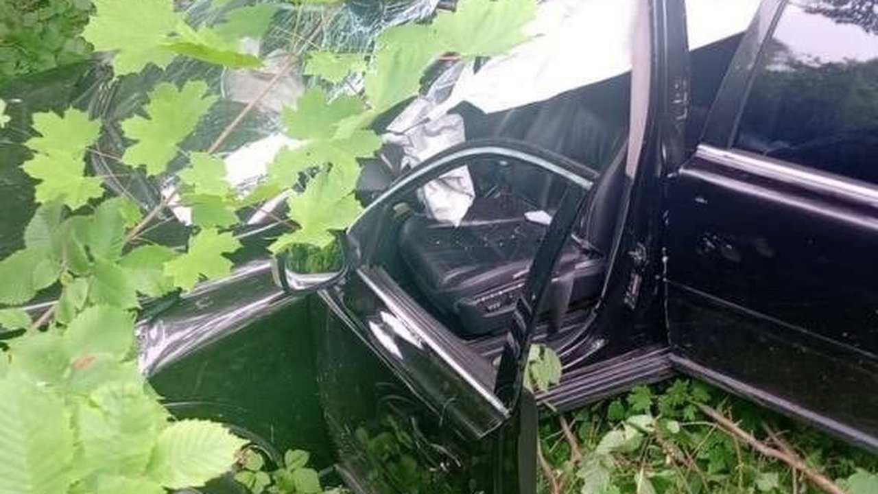 Главная картинка новости: В Чувашии Volvo столкнулась с деревом