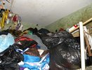 В Чебоксарах пенсионеров заставили убрать свалку из собственной квартиры