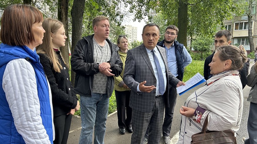 Главная картинка новости: Во дворах Чебоксар начались работы по освещению и ремонту тротуаров