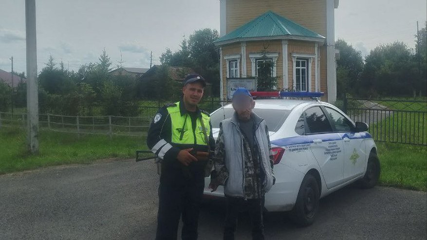 Главная картинка новости: Чувашские инспекторы ДПС спасли пожилого мужчину на оживлённой трассе