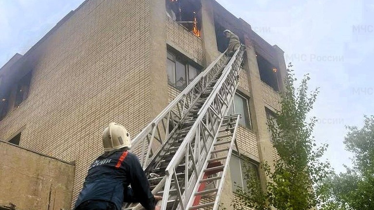 Главная картинка новости: Пожарные потушили крупное возгорание в Чебоксарах