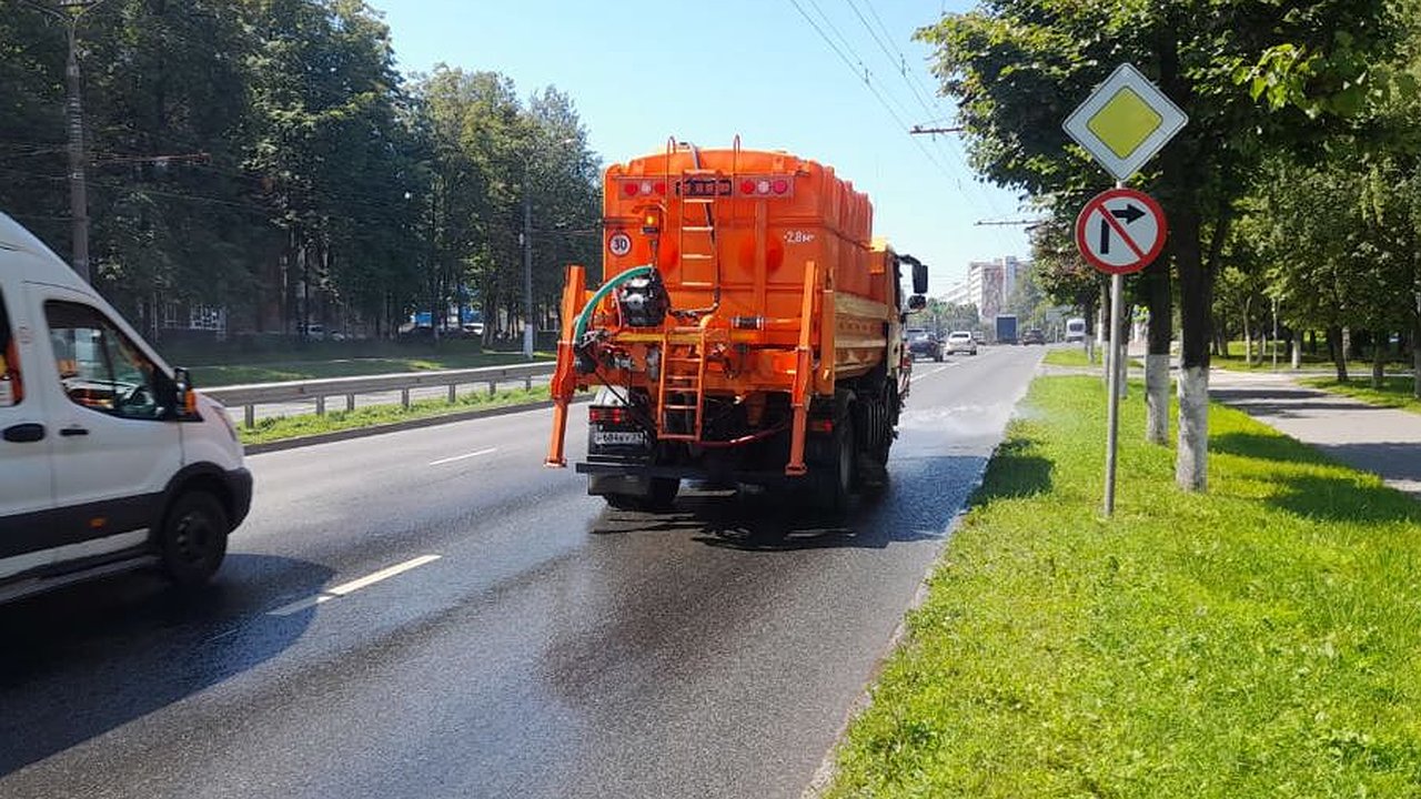 Главная картинка новости: В Чебоксарах из-за жары возобновили полив улиц