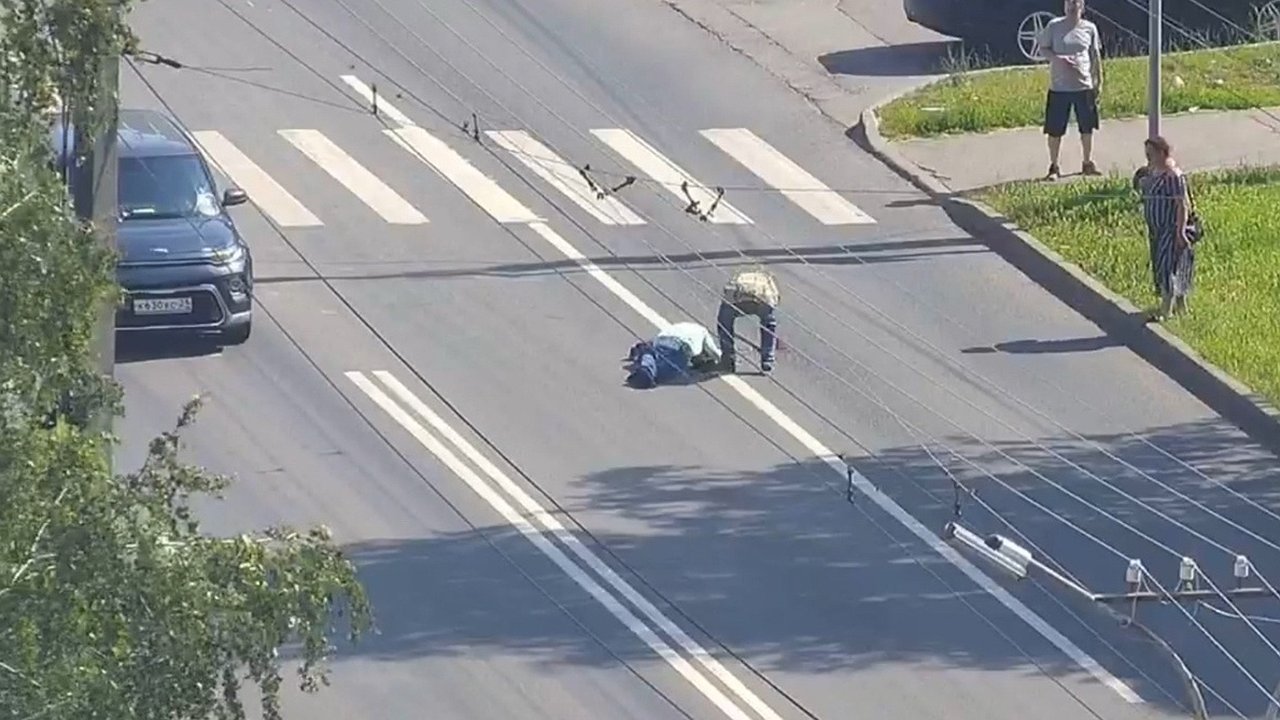 Главная картинка новости: В Чебоксарах пожилой мужчина попал под машину на пешеходном переходе