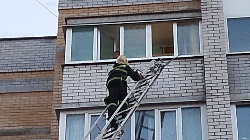Главная картинка новости: Спасатели в Чебоксарах выручили девочку из закрытой квартиры