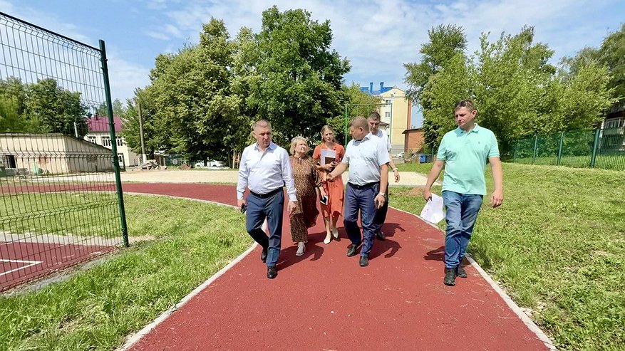Главная картинка новости: В Чебоксарах Доброхотов проверил благоустройство школьных территорий