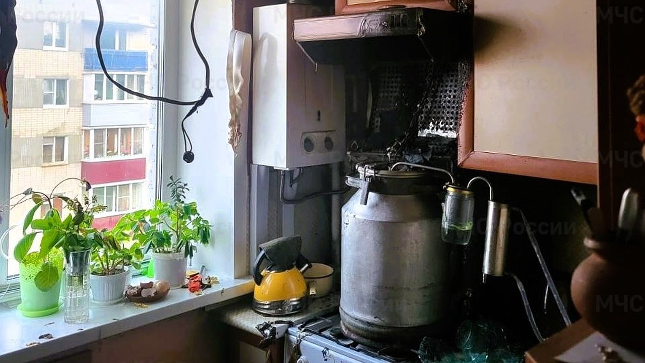 Главная картинка новости: Вспыхнувший самогонный аппарат устроил пожар в квартире Чебоксар