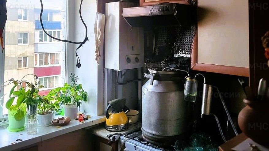 Главная картинка новости: Вспыхнувший самогонный аппарат устроил пожар в квартире Чебоксар