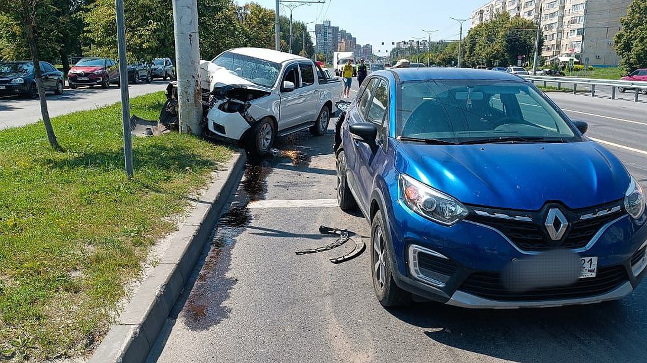 Главная картинка новости: В Чебоксарах столкновение иномарок закончилось наездом на столб