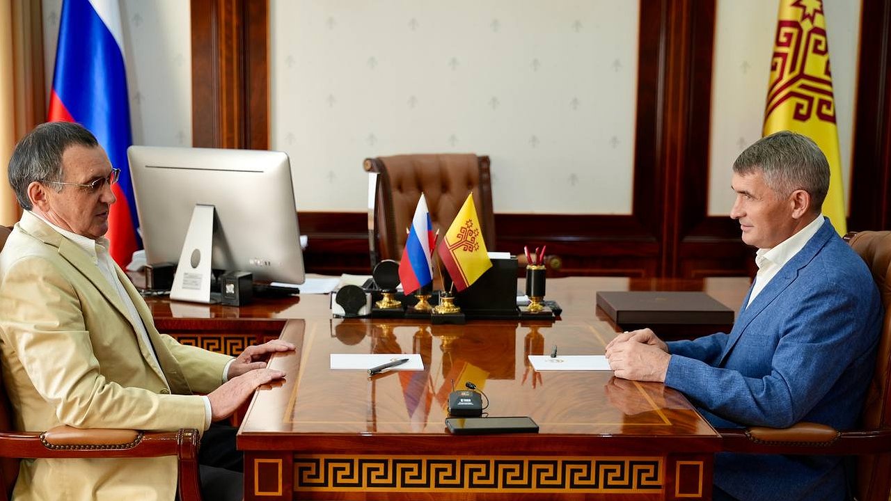 Главная картинка новости: Олег Николаев обсудил с сенатором Фёдоровым развитие Чувашии