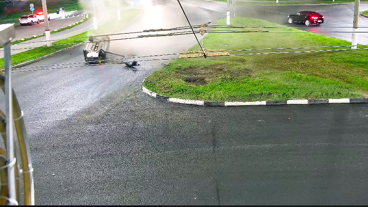 Главная картинка новости: В Чебоксарах нетрезвый юноша перевернул машину возле «Мега Молла»