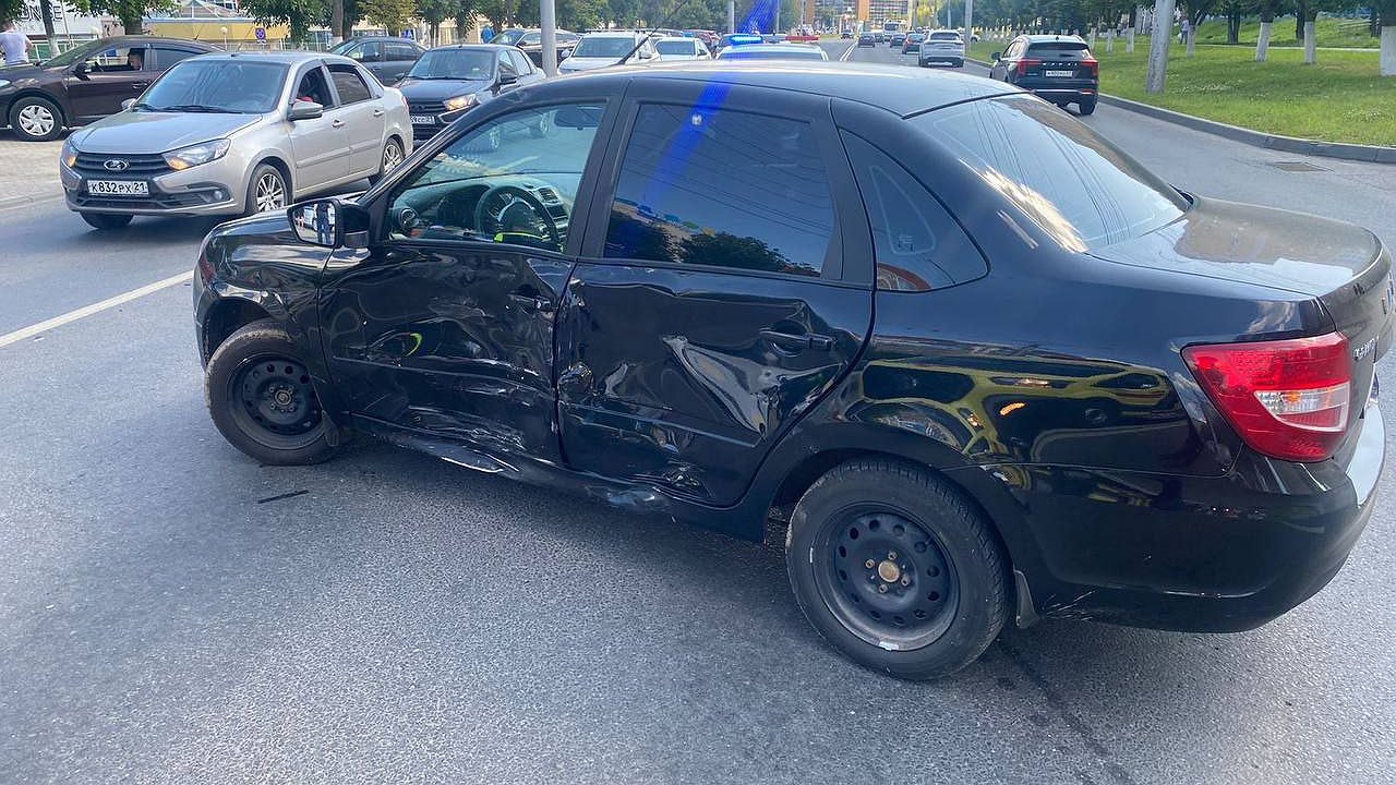 Главная картинка новости: В Чебоксарах водитель Lada допустил аварию с мотоциклистом