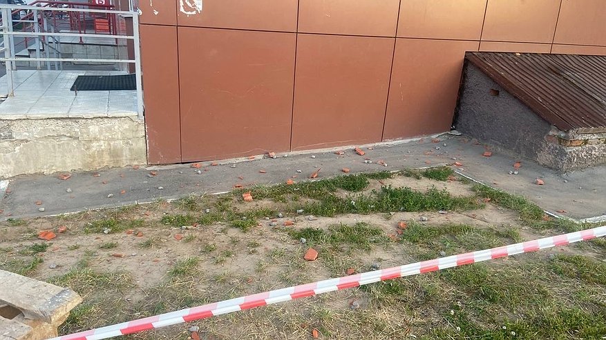 Главная картинка новости: Обрушение кирпичной кладки в Чебоксарах: прокуратура начала проверку