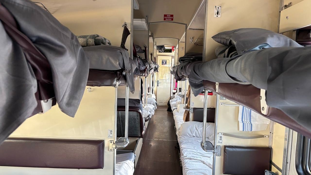 Главная картинка новости: Покупают купе в плацкарте и вешают занавеску: новый лайфхак от пассажиров