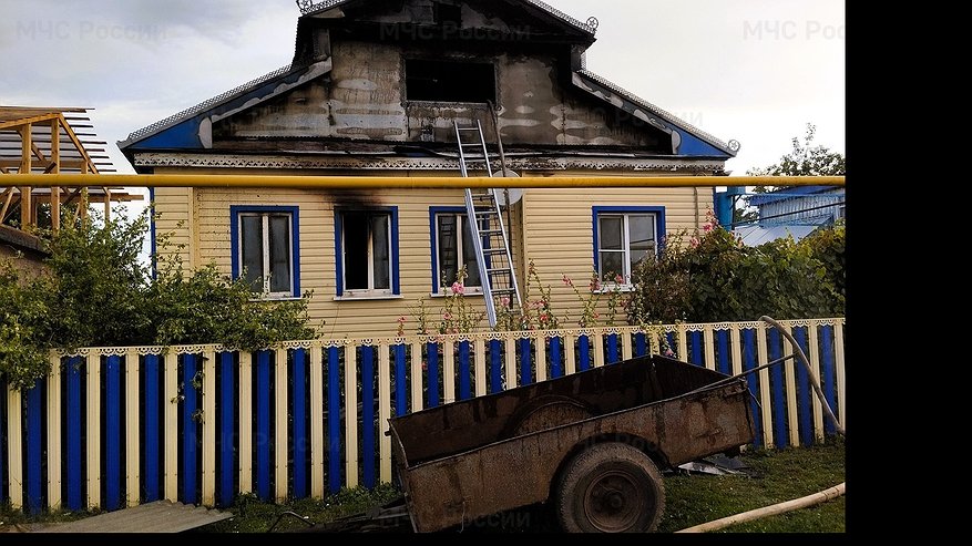 Главная картинка новости: За сутки в Чувашии пожары уничтожили три строения