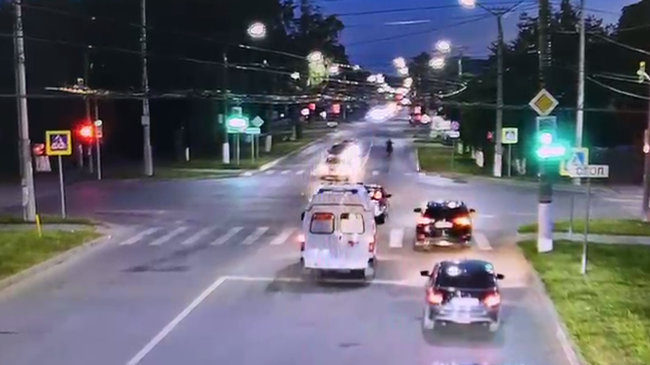 Главная картинка новости: В Чебоксарах автобус не уступил дорогу питбайку: водитель мототранспорта госпитализирован