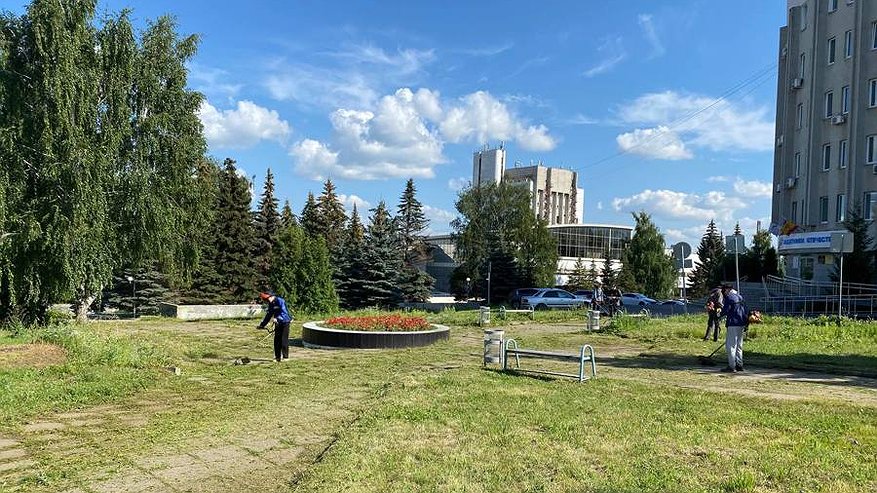 Главная картинка новости: Чебоксарские коммунальщики скосили траву на площади 3,5 миллиона квадратных метров