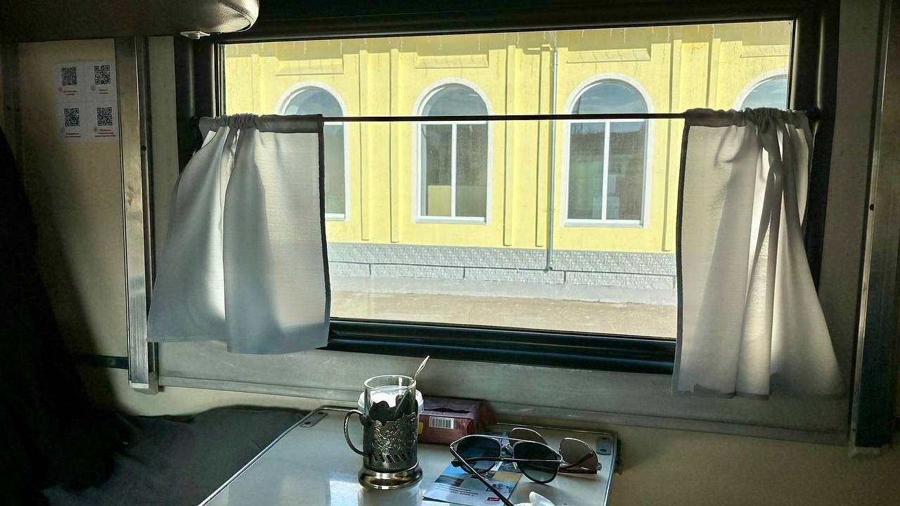 Главная картинка новости: "Купил билет в СВ, вдруг заходит пара из плацкартного вагона с просьбой поменяться": как вежливо отказать — отзыв путешественника