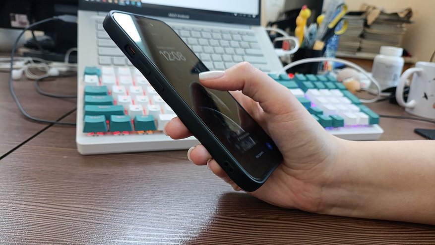 Главная картинка новости: Можно ли пользоваться смартфоном во время зарядки — запомните раз и навсегда
