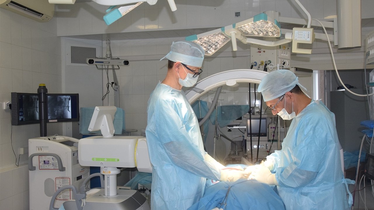 Главная картинка новости: Чувашские нейрохирурги вернули подвижность пациентам с тяжелыми травмами позвоночника