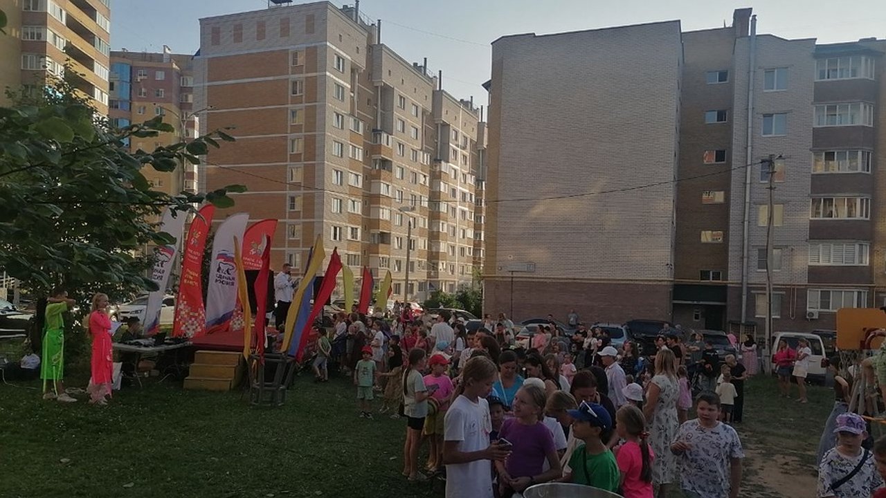 Главная картинка новости: Летние праздники объединили жителей Чебоксар в Московском и Ленинском районах