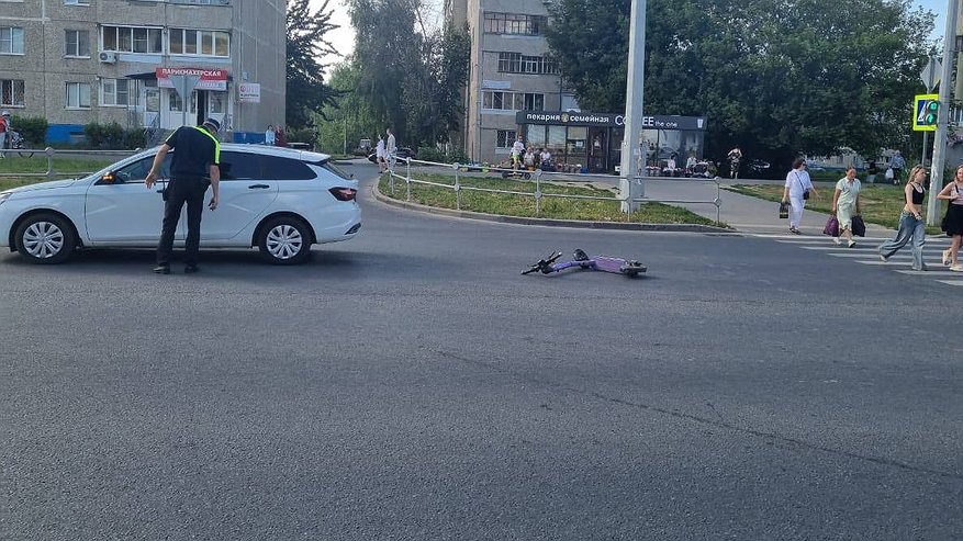 Главная картинка новости: В Чебоксарах на пешеходном переходе сбили 7-летнего самокатчика