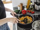 Кипятим одну ложку, и сковородка сияет как новая: нагар отлипнет, а еда больше не будет пригорать