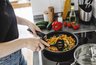 Миниатюра новости: Кипятим одну ложку, и сковородка сияет как новая: нагар отлипнет, а еда больше не будет пригорать