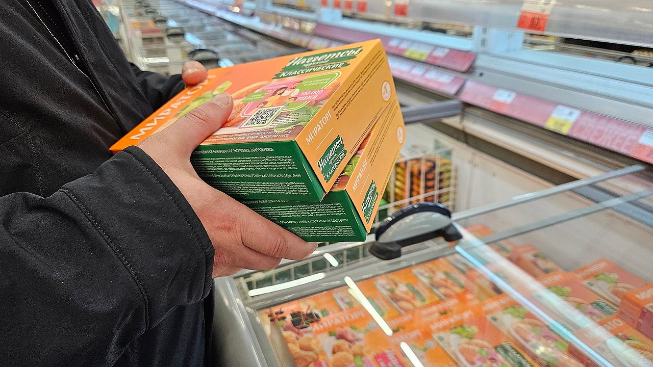 Главная картинка новости: Подруга-продавец рассказала – для чего люди берут в "Светофоре" по 10-20 палок колбасы и по 20 кг сосисок