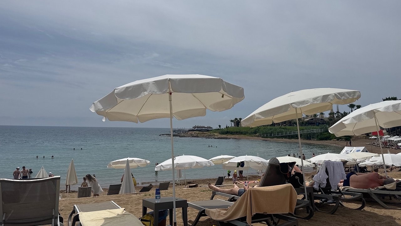 Главная картинка новости: Почему русские ныряют в море при любой погоде, а иностранные гости — нежатся у бассейна?