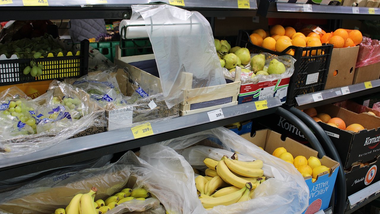 Главная картинка новости: Зачем продавцы Магнитов и Пятёрочек забирают себе из ящиков с бананами маленькие неприметные пакетики