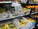 Зачем продавцы Магнитов и Пятёрочек забирают себе из ящиков с бананами маленькие неприметные пакетики