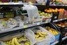 Миниатюра новости: Зачем продавцы Магнитов и Пятёрочек забирают себе из ящиков с бананами маленькие неприметные пакетики