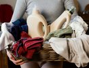 Стакан при стирке — и вещи кипенно-белые: прачка всего лишь добавила в стиралку вместе с порошком это дешевое средство
