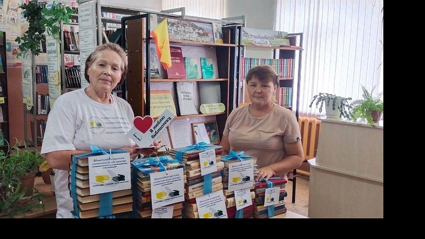 Главная картинка новости: Новочебоксарские волонтеры пополнили фонд сельской библиотеки в Чувашии