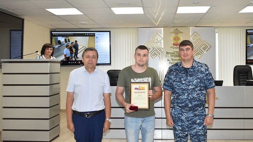 Главная картинка новости: Бдительный таксист в Чувашии спас пенсионерку от потери 600 тысяч рублей
