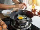 Кипятим 1 ложку, и сковородка сияет как новая: нагар легко отойдет, и еда больше не пригорит